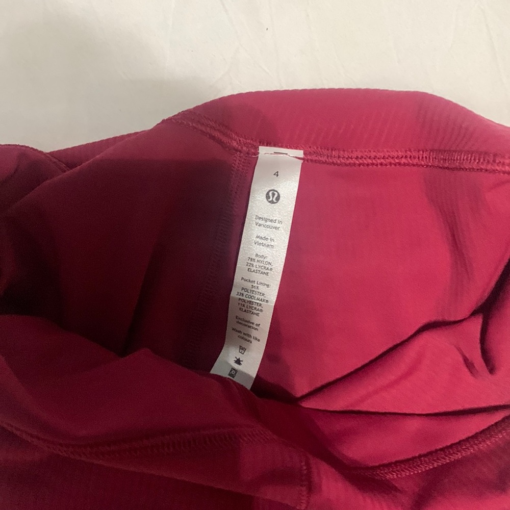 Red/ cranberry Lulu lemon yoga pants only worn twice perfect condition size 4